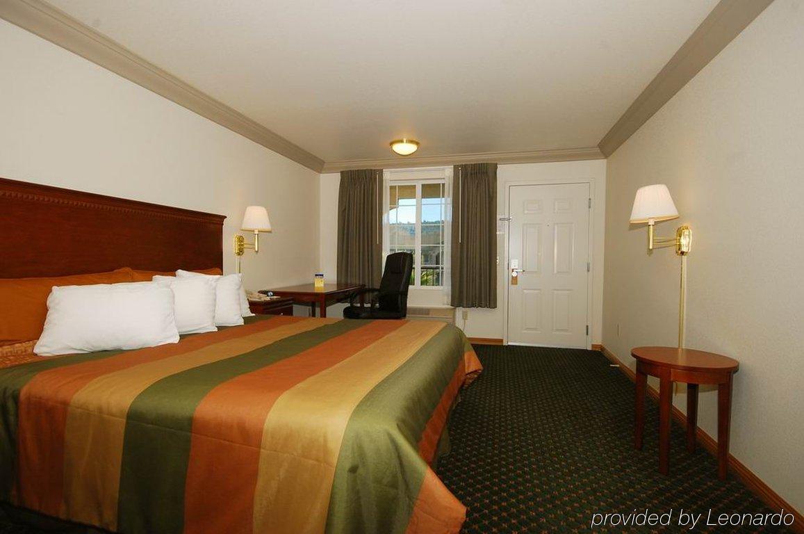 Cloverdale Wine Country Inn & Suites Room photo