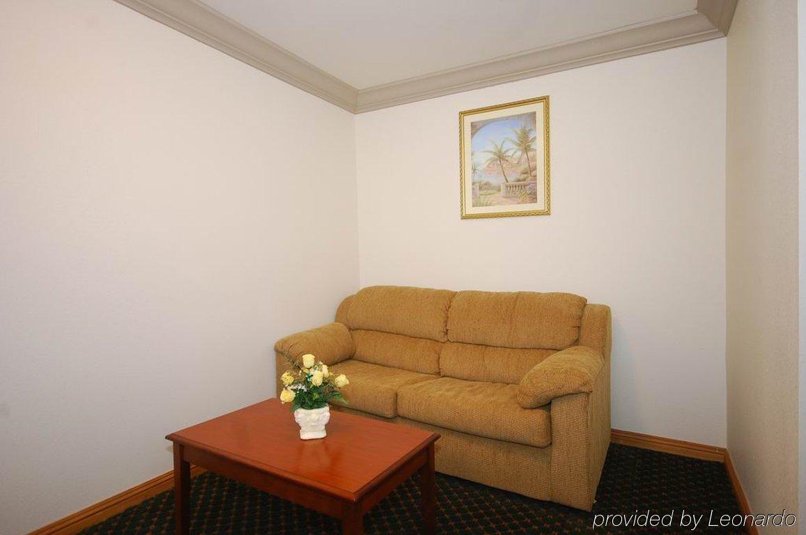 Cloverdale Wine Country Inn & Suites Room photo