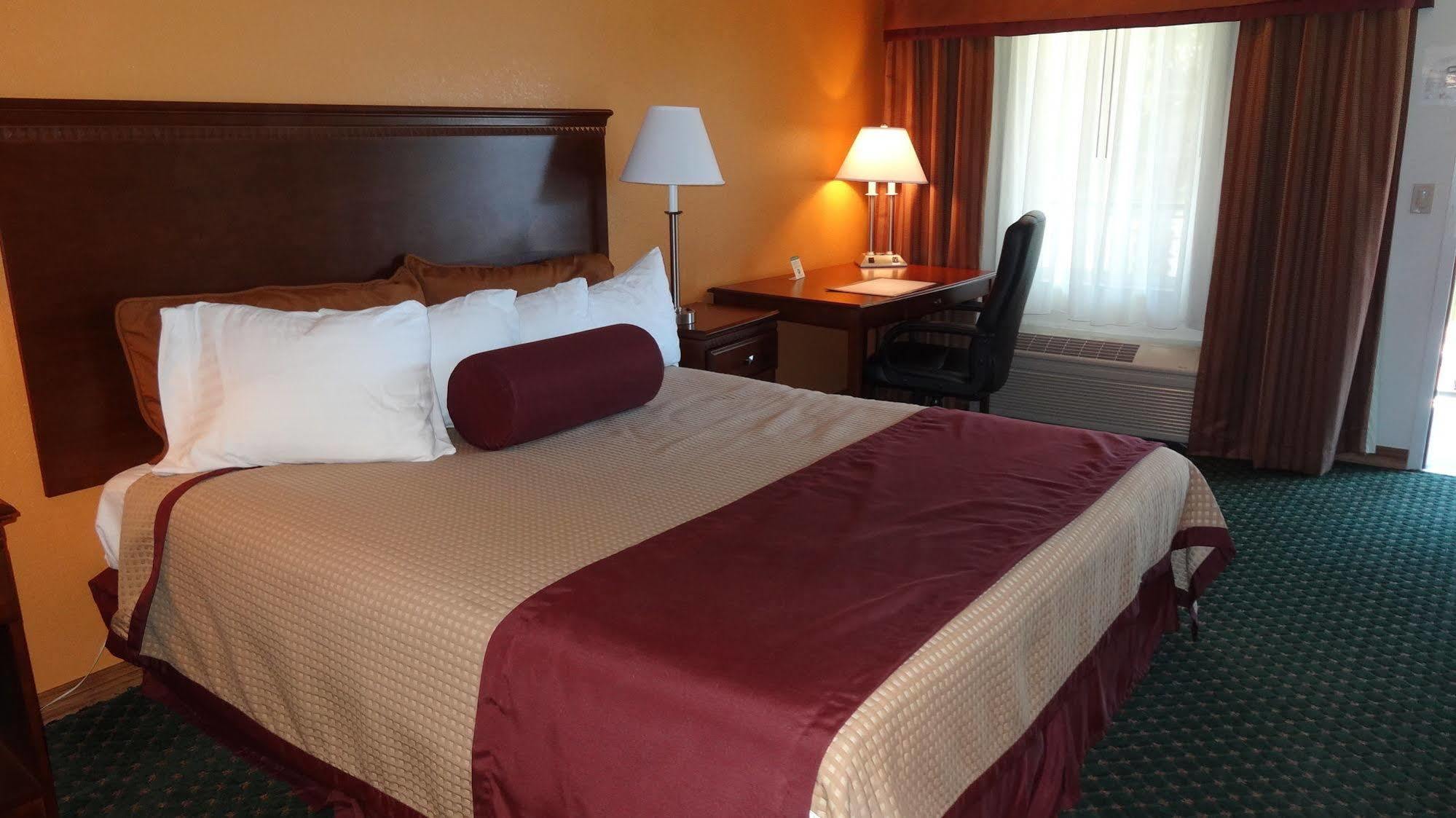 Cloverdale Wine Country Inn & Suites Exterior photo
